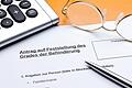 Grad der Behinderung.jpeg       -  Antrag auf Feststellung des Grades der Behinderung mit Stift / Kuli, Taschenrechner und Lesebrille