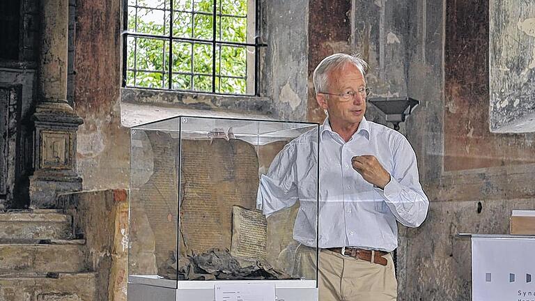 Das Fragment der Tora wird in einer eigenen Vitrine präsentiert. Und die steht genau an der Stelle, an der früher im Gottesdienst aus diesen Gesetzesbüchern gelesen wurde, erläutert Hansfried Nickel, Vorsitzender des Träger- und Fördervereins Synagoge Memmelsdorf. Das Fragment der Tora wird in einer eigenen Vitrine präsentiert. Und die steht genau an der Stelle, an der früher im Gottesdienst aus diesen Gesetzesbüchern gelesen wurde, erläutert Hansfried Nickel, Vorsitzender des Träger- und Fördervereins Synagoge Memmelsdorf.