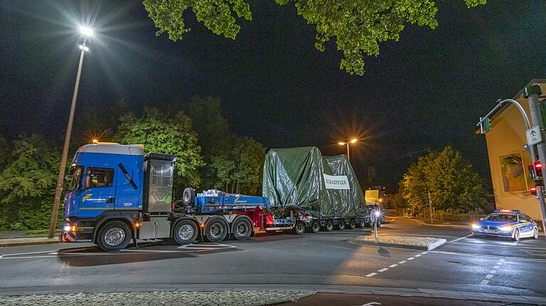 Die Polizei begleitete den Schaeffler-Schwertransport, für den einige Ampeln gedreht und Straßen gesperrt werden mussten. Die Polizei begleitete den Schaeffler-Schwertransport, für den einige Ampeln gedreht und Straßen gesperrt werden mussten.