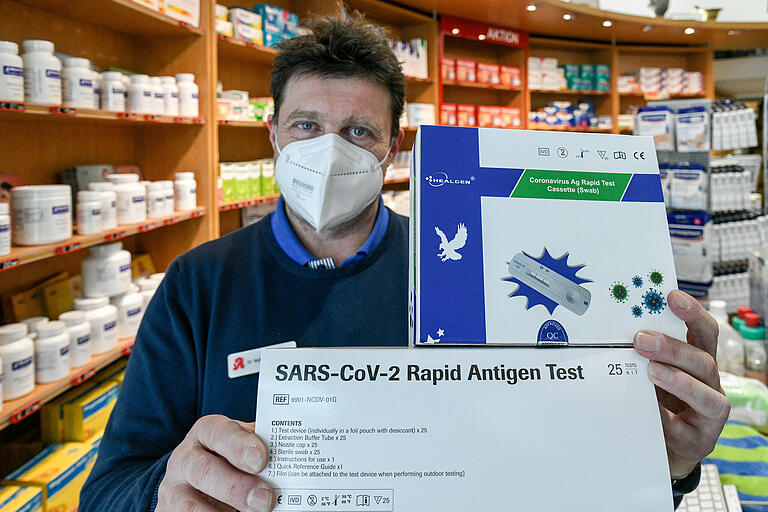 Apotheker Wolfgang Schiedermair von der Glocken-Apotheke in Würzburg zeigt Corona Schnelltests. Apotheken sollen bei Schnelltests künftig mehr ins Boot geholt werden. Apotheker Wolfgang Schiedermair von der Glocken-Apotheke in Würzburg zeigt Corona Schnelltests. Apotheken sollen bei Schnelltests künftig mehr ins Boot geholt werden.
