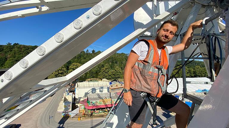 Marlon Küchenmeister betreibt das Riesenrad 'White Wheel' auf der Laurenzi-Messe in Marktheidenfeld.