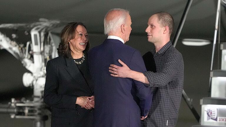 Gefangenenaustausch - US-amerikanische Gefangene kommen in USA an - US-Präsident Biden und Vizepräsidentin Harris begrüßen den Reporter Gershkovich. Gefangenenaustausch - US-amerikanische Gefangene kommen in USA an - US-Präsident Biden und Vizepräsidentin Harris begrüßen den Reporter Gershkovich.