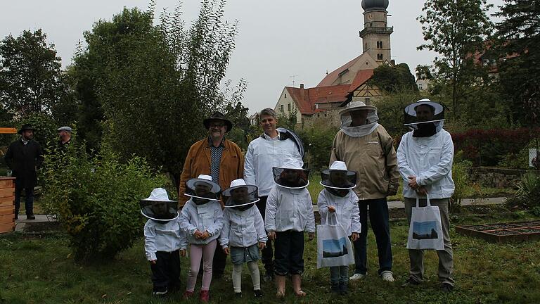 Hinaus in die Natur – das lassen sich die kleinen und großen Bienenfreunde nicht zweimal sagen. Mit der Imkerschutz-Ausrüstung und der Basisausstattung soll die Bildungsarbeit mit Kindern und Jugendlichen sowie Neuimkern gelingen. Hinaus in die Natur – das lassen sich die kleinen und großen Bienenfreunde nicht zweimal sagen. Mit der Imkerschutz-Ausrüstung und der Basisausstattung soll die Bildungsarbeit mit Kindern und Jugendlichen sowie Neuimkern gelingen.
