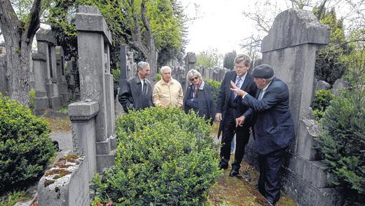 Auf Einladung der Stadt: Überlebende Würzburger des Holocoust und ihre Verwandten besuchten den jüdischen Friedhof in Lengfeld. Auf Einladung der Stadt: Überlebende Würzburger des Holocoust und ihre Verwandten besuchten den jüdischen Friedhof in Lengfeld.