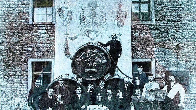 Das Brauhaus Kitzingen: Dieses Bild haben die Ausstellungsmacher erst vor wenigen Tagen von einem Herrn Hanft bekommen. Es ist bisher unveröffentlicht und war auch nicht in der Ausstellung zu sehen. Es zeigt die Belegschaft des Brauhauses aus dem Jahr 1894 unter dem Brauer Sammeth. Das Brauhaus Kitzingen: Dieses Bild haben die Ausstellungsmacher erst vor wenigen Tagen von einem Herrn Hanft bekommen. Es ist bisher unveröffentlicht und war auch nicht in der Ausstellung zu sehen. Es zeigt die Belegschaft des Brauhauses aus dem Jahr 1894 unter dem Brauer Sammeth.