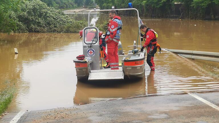 Ein Bootstrupp der Wasserwacht Schweinfurt war bei der Hochwasser-Katastrophe in Erfstadt in Nordrhein-Westfalen im Einsatz. Im Bild Alexander Ratte, Frank Warmuth und Jens Gude auf einem Stück der überfluteten Bundesstraße B 265.