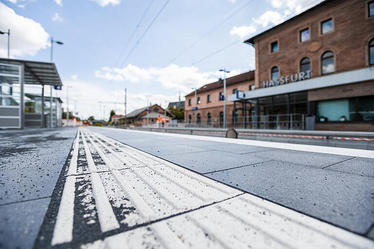 Die Rillen am Bahnsteig-Rand dienen auch als Leitsystem für sebehinderte Menschen. Die Rillen am Bahnsteig-Rand dienen auch als Leitsystem für sebehinderte Menschen.