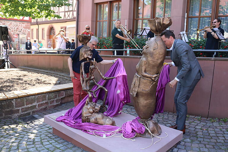 Prominent vor dem Lohrer Rathaus steht Schallers Mopper-und-Schnüdel-Plastik. Unser Archivbild zeigt Schaller und Bürgermeister Mario Paul bei der Enthüllung im August 2020.&nbsp;