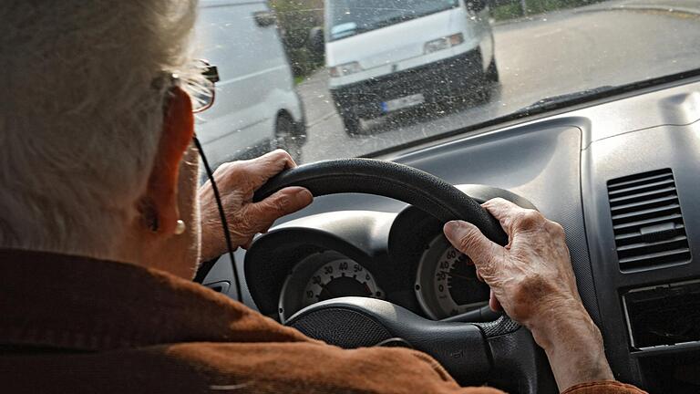 Die Fahrtauglichkeit von Seniorinnen und Senioren sorgte in den vergangenen Jahren wiederholt für Diskussionen. Eine Diabetes-Erkrankung spricht grundsätzlich nicht dagegen. Die Fahrtauglichkeit von Seniorinnen und Senioren sorgte in den vergangenen Jahren wiederholt für Diskussionen. Eine Diabetes-Erkrankung spricht grundsätzlich nicht dagegen. 