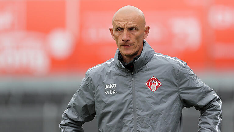 Darf mit seinen Würzburger Kickers nach dem 3:0 über Viktoria Berlin weiter vom Klassenerhalt träumen: Trainer Ralf Santelli. Darf mit seinen Würzburger Kickers nach dem 3:0 über Viktoria Berlin weiter vom Klassenerhalt träumen: Trainer Ralf Santelli.