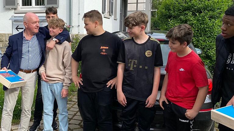 Gemeinsam stark fürs Handwerk: Landrat Thomas Habermann sieht in Jonas Eckert einen zupackenden Handwerker für die Zukunft. Der Achtklässler absolviert gerade ein Praktikum in einem Autohaus, um auszuloten, ob der Beruf Kfz-Mechatroniker sein Traumjob ist. Gemeinsam stark fürs Handwerk: Landrat Thomas Habermann sieht in Jonas Eckert einen zupackenden Handwerker für die Zukunft. Der Achtklässler absolviert gerade ein Praktikum in einem Autohaus, um auszuloten, ob der Beruf Kfz-Mechatroniker sein Traumjob ist.