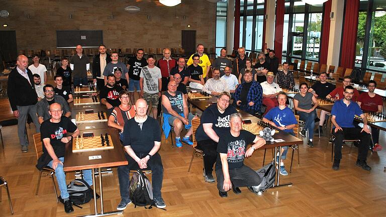 Bereit, die Nacht zum Tag zu machen, waren diese Schachspielerinnen und -spieler in Bad Königshofen bei der Variante 'Rock meets Chess'. Vorne, in der Hocke, Organisator Wolfgang Max Schmitt.
