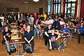 Bereit, die Nacht zum Tag zu machen, waren diese Schachspielerinnen und -spieler in Bad Königshofen bei der Variante 'Rock meets Chess'. Vorne, in der Hocke, Organisator Wolfgang Max Schmitt.