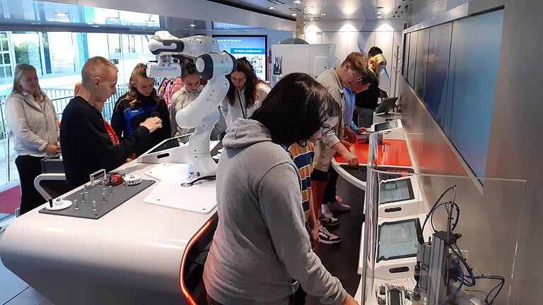Schülerinnen und Schüler bei interaktive Aufgaben im M+E Truck. Schülerinnen und Schüler bei interaktive Aufgaben im M+E Truck.
