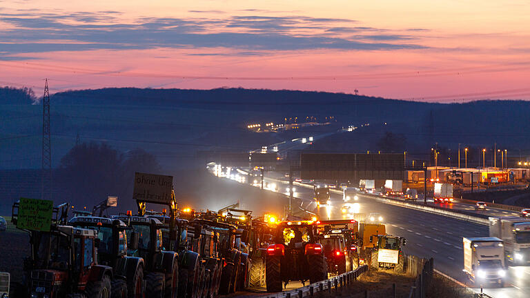 Bauernproteste am 08.01.2024: gegen Ende der Proteste versammelten sich am Abend zahlreiche Demonstrierende in Biebelried an den Feldwegen an der A3 zwischen Biebelried und Theilheim.