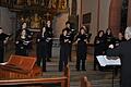 Zwölf der rund 50 Sängerinnen des Mädchenchors Rottweil waren mit Dirigent Andreas Puttkammer zu Gast in der Martinskirche.