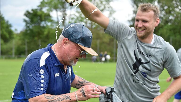 Der Meistertrainer des FC Sandberg, Udo Fraunholz (links, Foto von Mai), bekommt nach der eingefahrenen Meisterschaft eine Bierdusche. Der Meistertrainer des FC Sandberg, Udo Fraunholz (links, Foto von Mai), bekommt nach der eingefahrenen Meisterschaft eine Bierdusche.