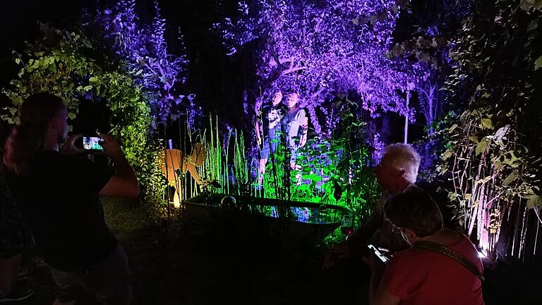 Die bunt beleuchteten Sträucher und Bäume im Garten Mehling waren ein beliebter Foto-Spot. Die bunt beleuchteten Sträucher und Bäume im Garten Mehling waren ein beliebter Foto-Spot.