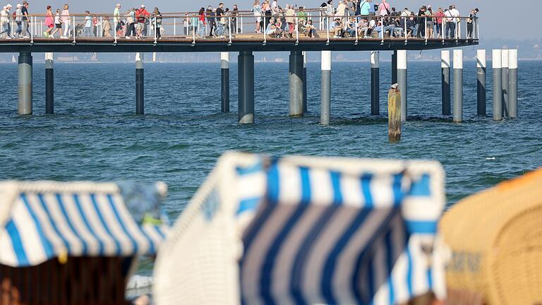 Neue Seebrücke in Timmendorfer Strand       -  Jahresbilanz für Deutschland-Tourismus bisher positiv (Foto Archiv)