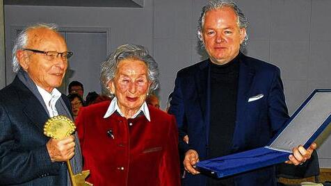 Symbolische Schlüsselübergabe: Architekt Thomas Mensing (rechts) übergibt ihn an die Investorin des Benediktushofes, Gertraud Gruber, die diesen an Hausherrn Willigis Jäger weiterreichte. Symbolische Schlüsselübergabe: Architekt Thomas Mensing (rechts) übergibt ihn an die Investorin des Benediktushofes, Gertraud Gruber, die diesen an Hausherrn Willigis Jäger weiterreichte.