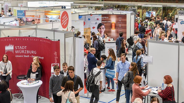 Blick auf die Messe: Bei 81 Ausstellern konnten sich die Schüler rund um die Themen Berufs- und Studienwahl informieren. Foto: Thomas Obermeier Blick auf die Messe: Bei 81 Ausstellern konnten sich die Schüler rund um die Themen Berufs- und Studienwahl informieren. Foto: Thomas Obermeier