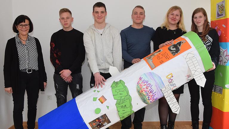 Unter der Leitung von Christine Scheckenbach (von links) absolvieren Jello Kluza, Timo Konrad, Florian Haxhi, Christina Pfeiffer und Julia Grom während ihrer Lehre ein Förderprojekt des Deutschen Erwachsenen Bildungswerks. Unter der Leitung von Christine Scheckenbach (von links) absolvieren Jello Kluza, Timo Konrad, Florian Haxhi, Christina Pfeiffer und Julia Grom während ihrer Lehre ein Förderprojekt des Deutschen Erwachsenen Bildungswerks.