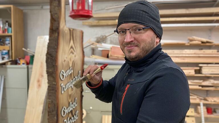 Die CNC-Fräse arbeitet vor, Marco Nori per Hand nach: 2015 hat sich der Altbessinger mit 'CNC-Monkey' selbstständig gemacht. Die CNC-Fräse arbeitet vor, Marco Nori per Hand nach: 2015 hat sich der Altbessinger mit 'CNC-Monkey' selbstständig gemacht. 