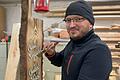 Die CNC-Fräse arbeitet vor, Marco Nori per Hand nach: 2015 hat sich der Altbessinger mit 'CNC-Monkey' selbstständig gemacht.&nbsp;