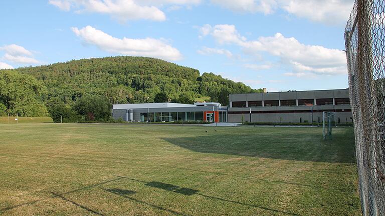 Der städtische Kindergarten St. Martin in Gemünden soll hierhin: auf den Sportplatz zwischen Hallenbad und Bahnhalt Kleingemünden (Archivbild). Der städtische Kindergarten St. Martin in Gemünden soll hierhin: auf den Sportplatz zwischen Hallenbad und Bahnhalt Kleingemünden (Archivbild).