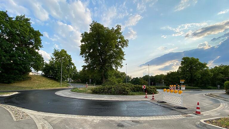 Der BayWa-Kreisel in Mellrichstadt ist von der Bahnhofstraße kommend gesperrt. Die Zufahrt zu Rewe erfolgt derzeit einspurig (rechts) und mit Ampelregelung.