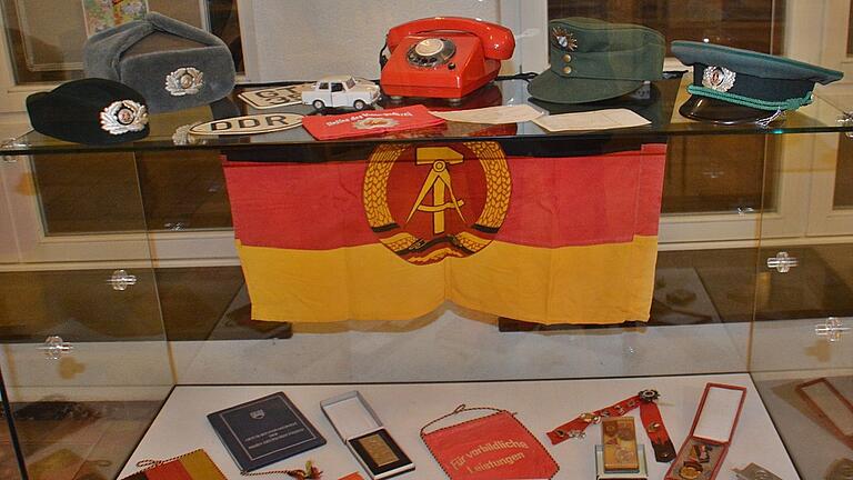 Devotionalien der DDR-Vergangenheit sind im Museum für Grenzgänger in Bad Königshofen (Lkr. Rhön-Grabfeld) zu sehen. Devotionalien der DDR-Vergangenheit sind im Museum für Grenzgänger in Bad Königshofen (Lkr. Rhön-Grabfeld) zu sehen.