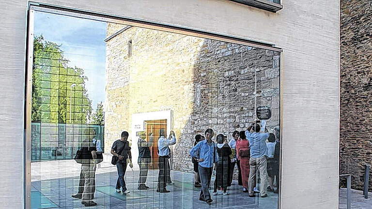 Spiegelung im Nachbarhaus: Die japanische Besuchergruppe vor dem Ebracher Hof.