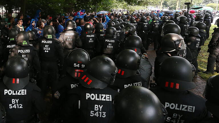G20-Krawalle: Würzburger Polizist spricht von „intensiver Nacht“ - Demonstranten wurden am 7. Juli in der Schröderstiftstraße in Hamburg von Polizisten aus Bayern eingekesselt. G20-Krawalle: Würzburger Polizist spricht von „intensiver Nacht“ - Demonstranten wurden am 7. Juli in der Schröderstiftstraße in Hamburg von Polizisten aus Bayern eingekesselt.