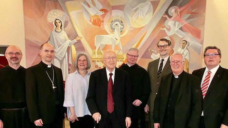 Pater Cornelius Mayer (Mitte) und seine Ehrengäste (von links) Pater Franz Klein OSA, Bischof Franz Jung, Professor Karla Pollmann, Pater Alfons Tony, Provinzial  der Deutschen Augustiner, Professor Christoph Müller, Bischof em. Josef Hofmann und Bürgermeister Adolf Bauer.