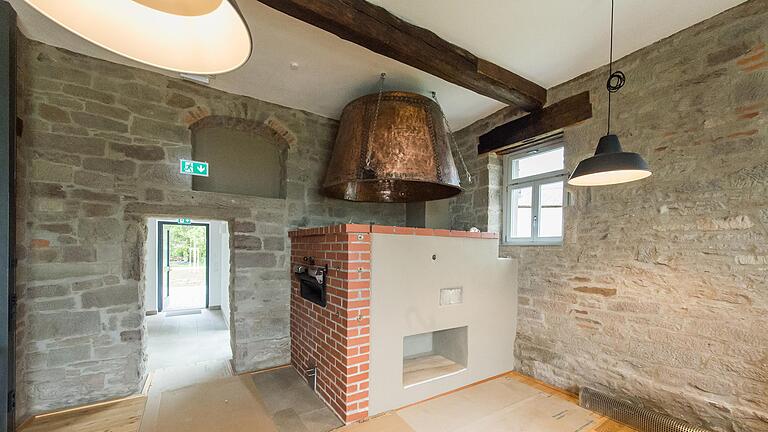 Der alte Braukessel hängt umgekehrt über den Holzbackofen. Der alte Braukessel hängt umgekehrt über den Holzbackofen.