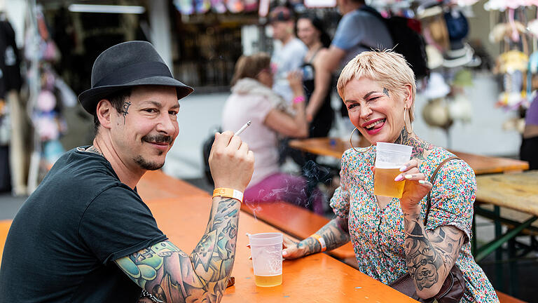 Viele Menschen besuchen nach langer Corona Pause am Samstag 04.06.22 das Trucker- & Country Festival in Geiselwind.