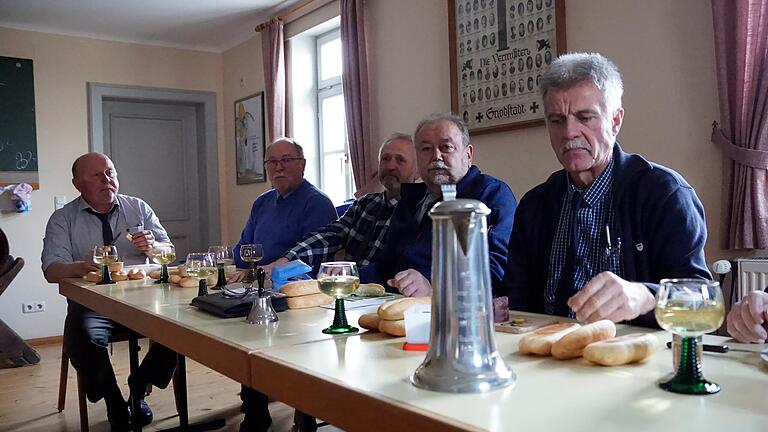 Der Herrentisch bei der Gnodstadter Holzkirchweih: Nur hier wird der Wein aus einer Zinnkanne in Römer geschenkt. Der Herrentisch bei der Gnodstadter Holzkirchweih: Nur hier wird der Wein aus einer Zinnkanne in Römer geschenkt.
