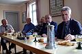 Der Herrentisch bei der Gnodstadter Holzkirchweih: Nur hier wird der Wein aus einer Zinnkanne in Römer geschenkt.