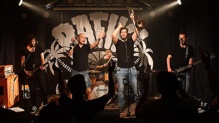 Der Verein 'Initiative for Music and youth Culture' feierte kurz nach Weihnachten seinen zehnten Geburtstag im Bad Neustädter 'Juze'. Als Headliner fungierte die Kultband 'Rafiki', die in diesem Jahr auf 20 Bühnenjahre zurückblicken kann.