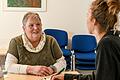Zweimal Brustkrebs, zweimal Kampf gegen Fatigue: Patientin Gerda Will (links) hat in der Sprechstunde mit Dr. Anne Quenzer bei der Krebsberatungsstelle wertvolle Unterstützung gefunden.