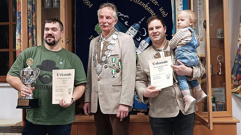 Auf dem Foto von links Marcel Rumbler (1. Ritter und Wanderpokal-Gewinner), Jürgen Klemm (neuer Schützenkönig) mit Tochter Ida, Daniel Menninger (2. Ritter). Auf dem Foto von links Marcel Rumbler (1. Ritter und Wanderpokal-Gewinner), Jürgen Klemm (neuer Schützenkönig) mit Tochter Ida, Daniel Menninger (2. Ritter).