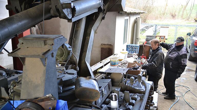 Wartungsarbeiten am Brückenlegepanzer MT55 des Warschauer Pakts.