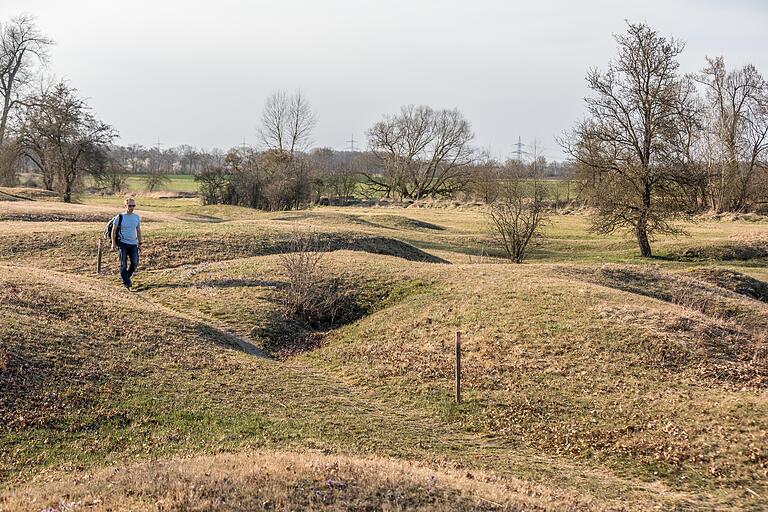 Sulzheim hat dem Gips eines der schönsten Geotope in Bayern zu verdanken – das Naturschutzgebiet 'Sulzheimer Gipshügel'. Durch die Auslaugung von Gipslagen im Untergrund entstand das unruhige Relief. Sulzheim hat dem Gips eines der schönsten Geotope in Bayern zu verdanken – das Naturschutzgebiet 'Sulzheimer Gipshügel'. Durch die Auslaugung von Gipslagen im Untergrund entstand das unruhige Relief.