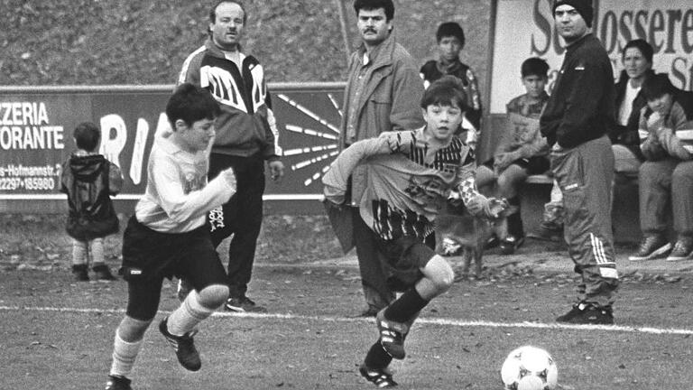 November 1997: Die D-Junioren der DJK Schweinfurt mit Stephan Schröck (rechts) spielen beim FC Gerolzhofen.