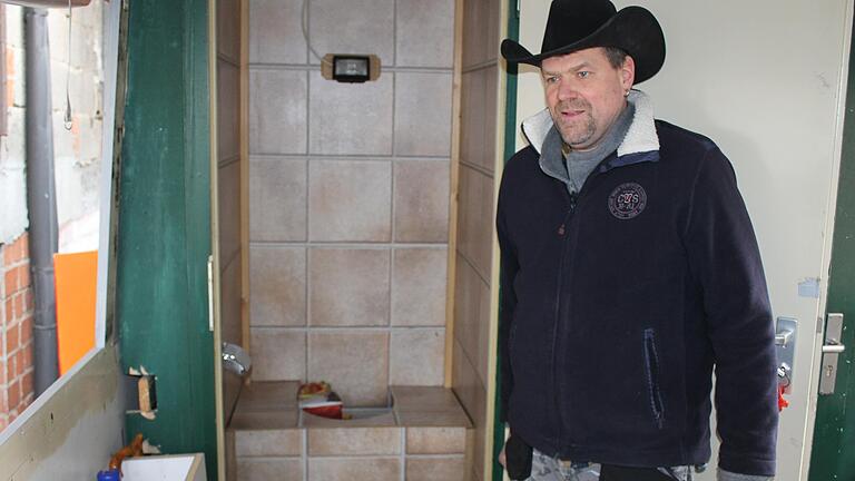 Sogar eine Toilette ist auf dem Faschingswagen eingerichtet. Jürgen Beuerlein und seine Helfer haben wieder fleißig getüftelt. Sogar eine Toilette ist auf dem Faschingswagen eingerichtet. Jürgen Beuerlein und seine Helfer haben wieder fleißig getüftelt.