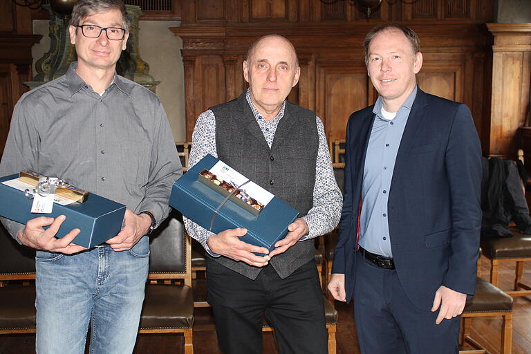 Oberbürgermeister Stefan Güntner verabschiedet Hilmar Hein nach fast 35 Jahren Dienst aus dem Amt und bedankt sich bei Ralph Bögelein für 25 Jahre Dienst bei der Stadt Kitzingen. Oberbürgermeister Stefan Güntner verabschiedet Hilmar Hein nach fast 35 Jahren Dienst aus dem Amt und bedankt sich bei Ralph Bögelein für 25 Jahre Dienst bei der Stadt Kitzingen.