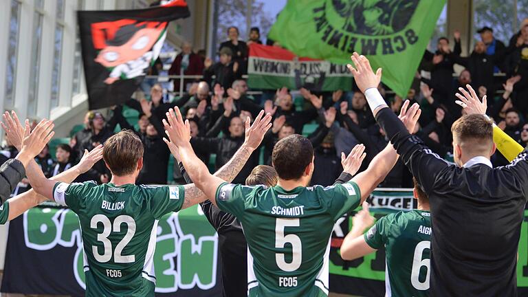 Intakte Einheit: Gemeinsam feierten die Fans und die Spieler des FC 05 Schweinfurt den 5:2-Sieg gegen Hankofen-Hailing. Intakte Einheit: Gemeinsam feierten die Fans und die Spieler des FC 05 Schweinfurt den 5:2-Sieg gegen Hankofen-Hailing.