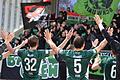 Intakte Einheit: Gemeinsam feierten die Fans und die Spieler des FC 05 Schweinfurt den 5:2-Sieg gegen Hankofen-Hailing.