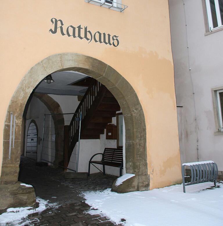 Wer den Torbogen passiert, gelangt über eine Treppe ins Obergeschoss des Rathauses. Der Aufgang ist nach dem Feuer Anfang Januar noch gesperrt. Wer den Torbogen passiert, gelangt über eine Treppe ins Obergeschoss des Rathauses. Der Aufgang ist nach dem Feuer Anfang Januar noch gesperrt.