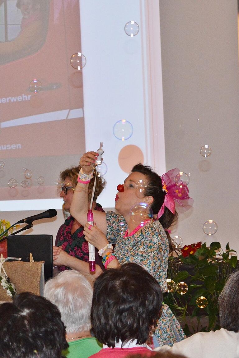 Die Klinikclowns Schlawine und Candy stellten sich mit Einlagen von Candy als Klinikclown vor. Dabei gab es auch Seifenblasen fürs Publikum. Die Klinikclowns Schlawine und Candy stellten sich mit Einlagen von Candy als Klinikclown vor. Dabei gab es auch Seifenblasen fürs Publikum.